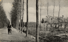 15402 Gezicht in de Amersfoortsestraatweg met rijen loofbomen te Woudenberg uit het zuiden; met rechts de voor- en ...